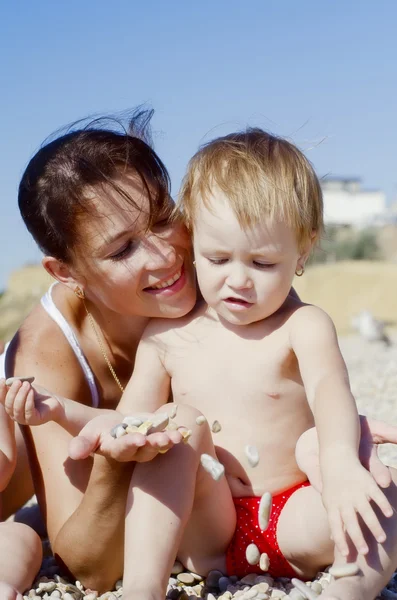 Mutter und ihr Baby am Strand — Stockfoto