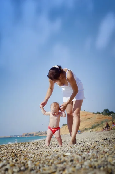 Matka a dítě na pláži — Stock fotografie