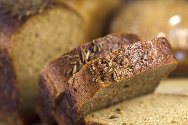 Зерновой хлеб на доске
