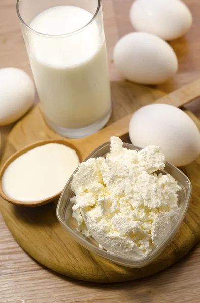 Свіжі яйця та молочні продукти в скляній тарі — стокове фото