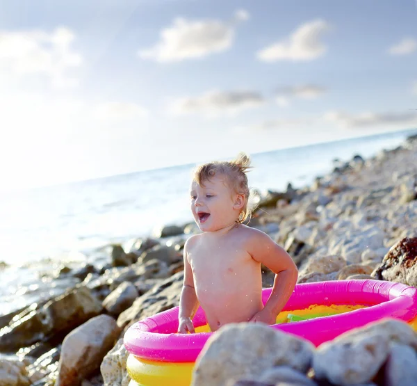 Dziecko dziewczynka grający na plaży — Zdjęcie stockowe