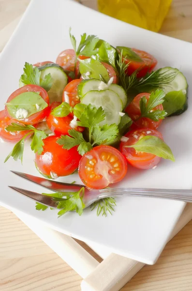 Салат с помидорами и огурцом — стоковое фото