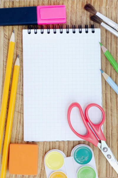 Accesorios escolares y cuaderno comprobado — Foto de Stock