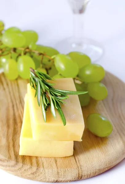 Cheese with grape — Stock Photo, Image
