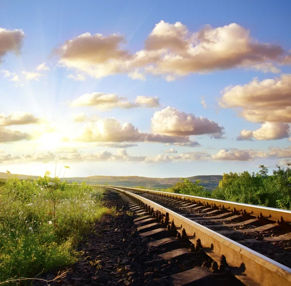 Железная дорога на закате — стоковое фото