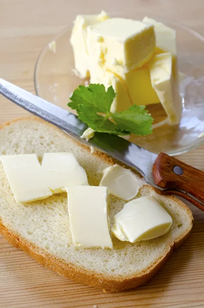 Mantequilla amarilla fresca y pan fresco — Foto de Stock