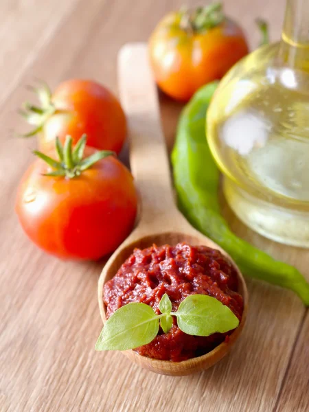 Tomato sauce in spoon — Stockfoto