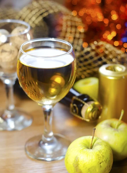Wein und Äpfel — Stockfoto