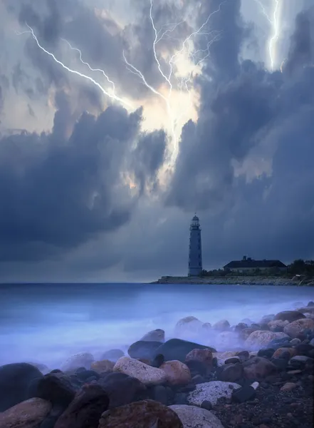 Faro costiero, tempesta nel mare — Foto Stock