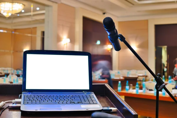 Het rostrum met laptop te wachten voor een spreker — Stockfoto
