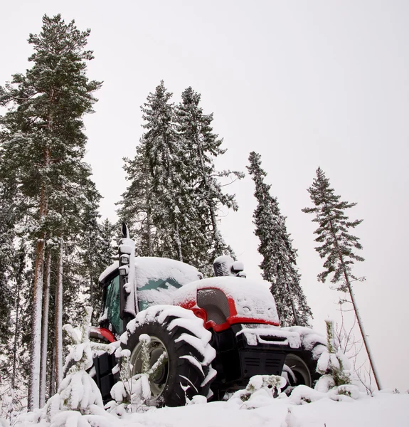 Traktor v zimním lese — Stock fotografie