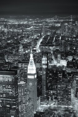 alacakaranlıkta siyah ve wh New York'un manhattan skyline havadan görünümü