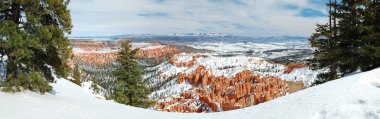 Kışın kar ile Bryce canyon.