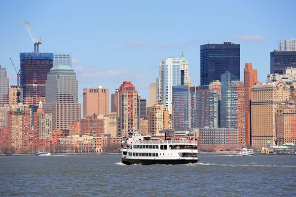 Πόλη της Νέας Υόρκης ουρανοξύστες του Μανχάταν και βάρκα — Φωτογραφία Αρχείου