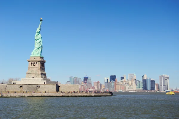 Socha svobody čelí new Yorku manhattan — Stock fotografie