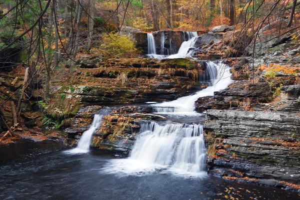Höstens vattenfall i berg — Stockfoto
