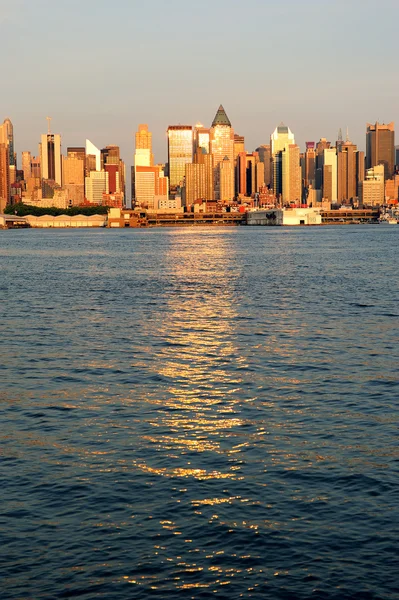 New York City Manhattan al tramonto sul fiume Hudson — Foto Stock