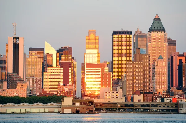 New York City Manhattan bei Sonnenuntergang über dem Hudson River — Stockfoto