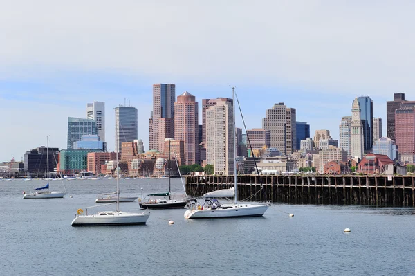 Segelbåt och boston downtown — Stockfoto