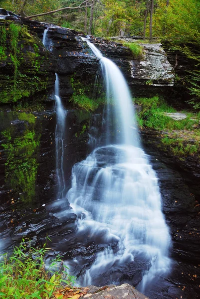Wasserfall und Felsen — Stockfoto