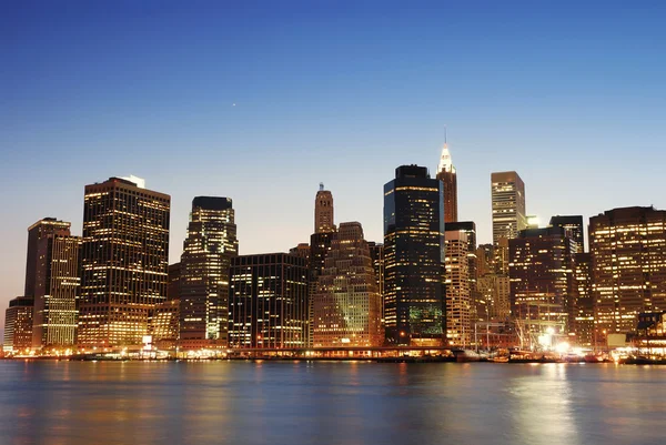 New york city in de schemering — Stockfoto