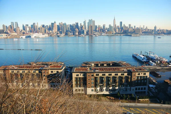 Río Hudson con el horizonte de la ciudad de Nueva York — Foto de Stock