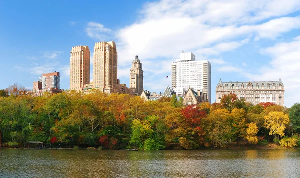 New York City Central Park in autunno Panorama di Manhattan — Foto Stock