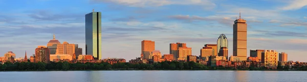 河上的波士顿日落全景 — 图库照片