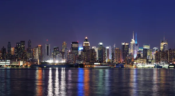 New york city manhattan in de schemering — Stockfoto