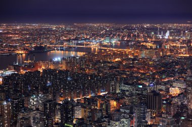 alacakaranlıkta New York'un manhattan skyline havadan görünümü