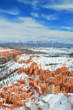 Kışın kar ile Bryce canyon.