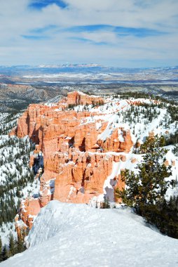 Kışın kar ile Bryce canyon.