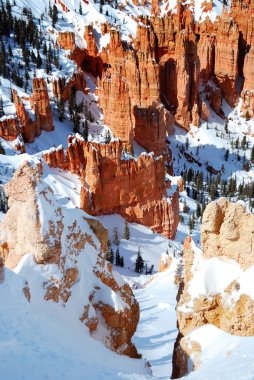 Kışın kar ile Bryce canyon.