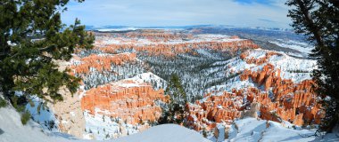 Kışın kar ile Bryce canyon.