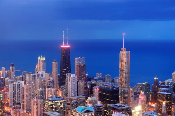 Чикаго пташиного польоту в сутінках — стокове фото