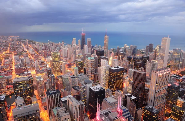 Alacakaranlıkta Chicago havadan görünümü — Stok fotoğraf