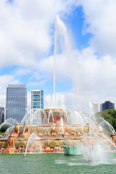 Chicago skyline with Buckingham fountain — Stock Photo, Image