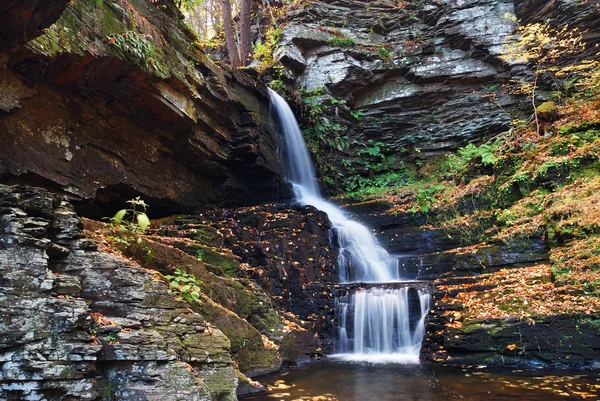 Höstens vattenfall i berg — Stockfoto