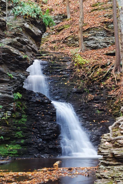 Осенний Водопад в горах со скалами и листвой — стоковое фото