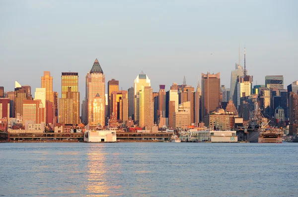 ハドソン川に沈む夕日でニューヨーク市マンハッタン — ストック写真