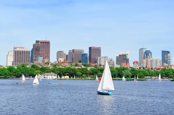Чарльз-Ривер с горизонтом Бостона — стоковое фото