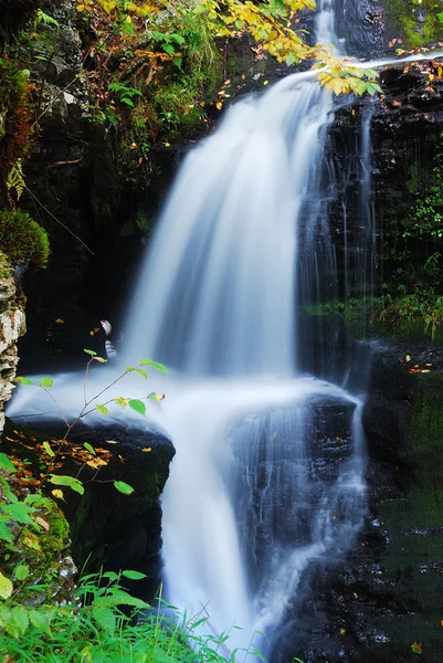 Водопад и скалы — стоковое фото