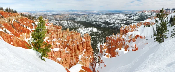 Bryce Canyon with snow in winter. — Stock Photo, Image
