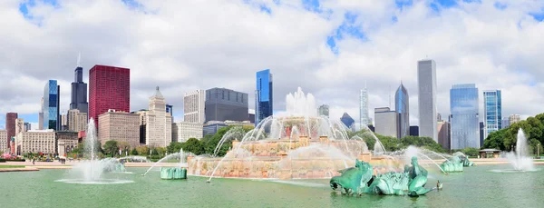芝加哥天际线与白金汉喷泉 — 图库照片