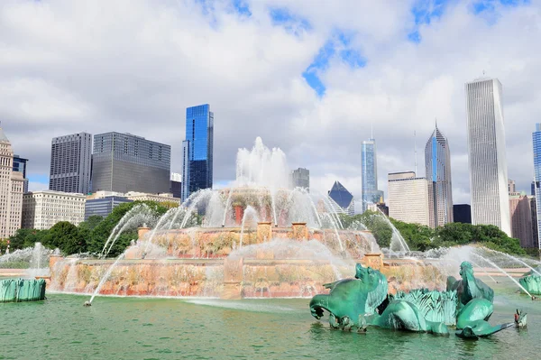 Chicagoer Skyline mit Buckingham-Brunnen — Stockfoto