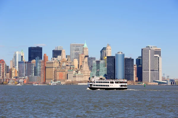 Arranha-céus e barco de Nova Iorque Manhattan — Fotografia de Stock