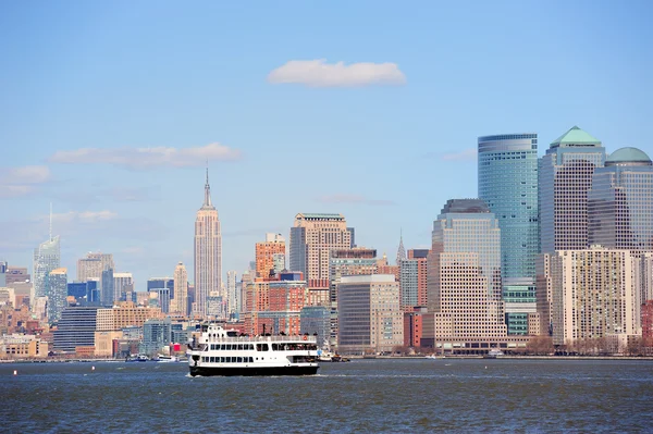 美国纽约市曼哈顿的摩天大楼和船 — 图库照片