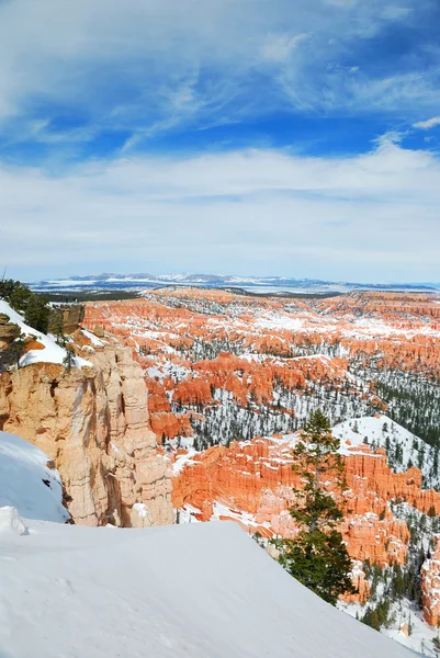 Bryce Canyon avec neige en hiver . — Photo