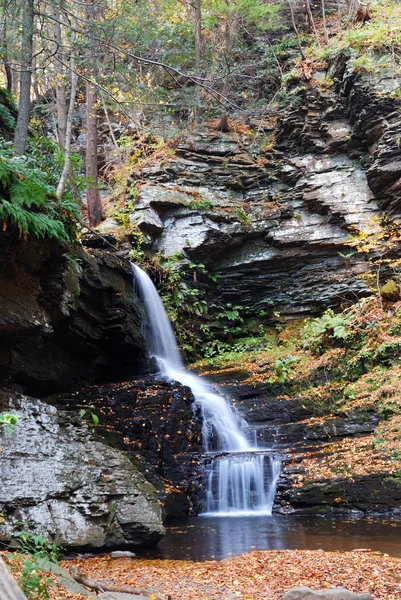 Outono Cachoeira na montanha — Fotografia de Stock