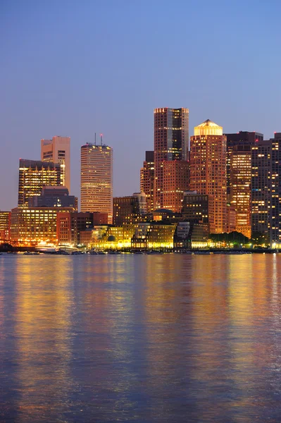 Boston Downtown Skyline in der Abenddämmerung — Stockfoto